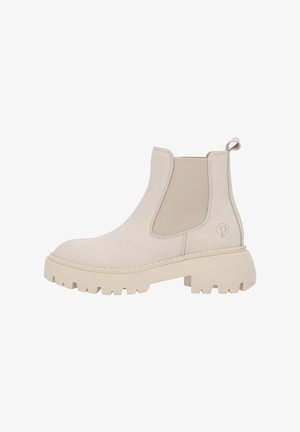 Bottines Chelsea en suédine beige avec des panneaux latéraux élastiques, semelles en caoutchouc épaisses, bout rond et petit talon, arborant un accent logo sur le côté.