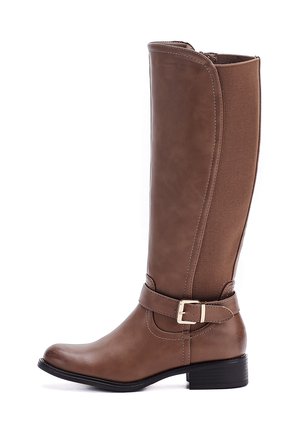 Bottes marron montantes avec un extérieur en faux cuir lisse et un panneau en tissu texturé. Comprend une boucle décorative et un petit talon carré.