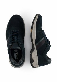 Dunkelblaue Sneakers aus einer Mischung aus Wildleder und Mesh-Materialien, mit geschichtetem Design, gepolstertem Kragen und einer grauen Gummisohle mit Profil.