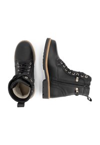 Zwarte leren laarzen met een gestructureerde afwerking, met een veterluiting aan de voorkant, een zijrits en een bruin leren accent om de zool.