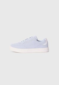 Hellblaue Wildledersneaker mit einer weißen Gummisohle, runden Schnürsenkeln und einem kleinen Logodetail an der Seite. Insgesamt glatte Textur.