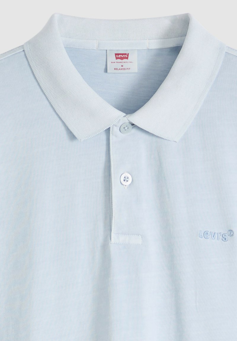 Polo de Levi's de color azul claro con cuello blanco, dos botones y "Levi's" bordado en el pecho, talla mediana, corte relajado.