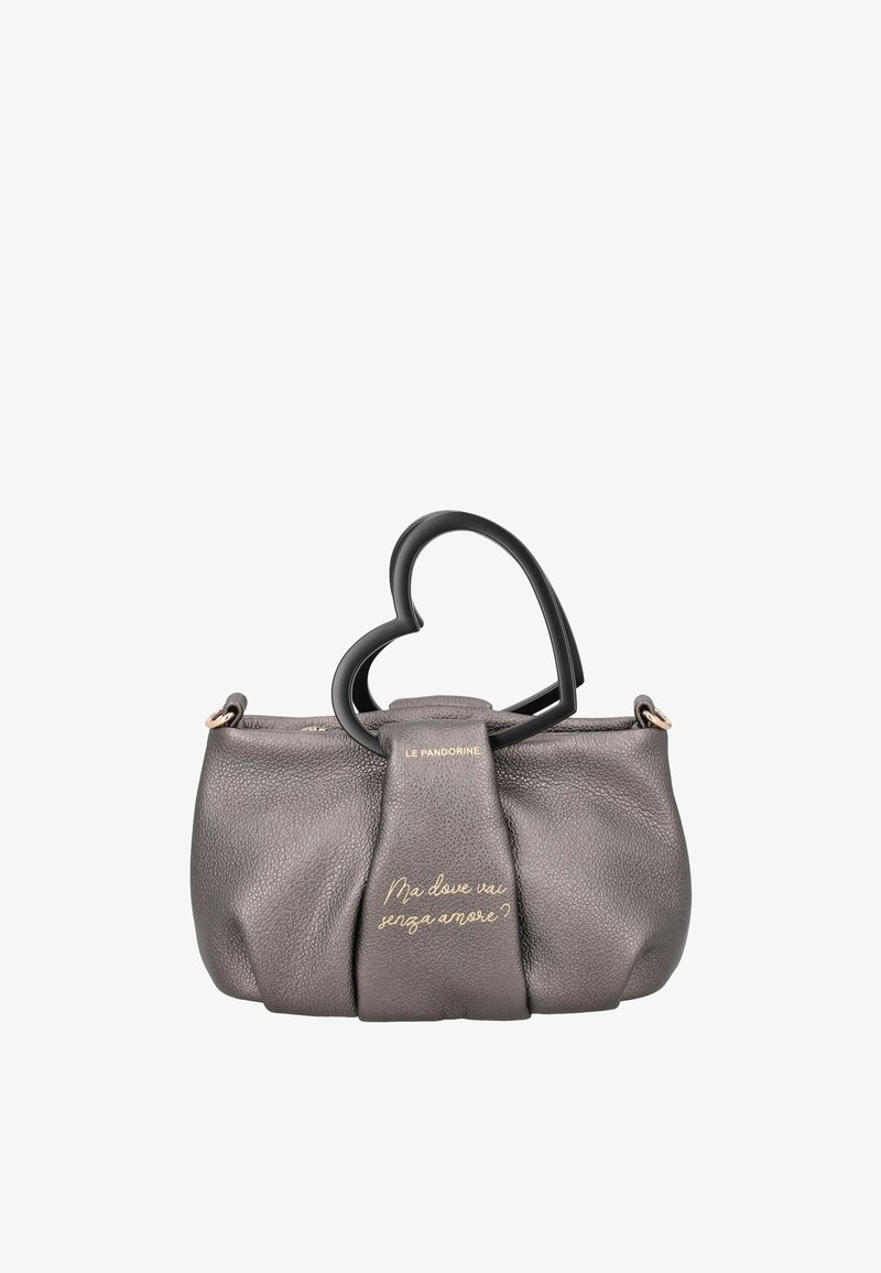 Borsa a mano in pelle grigia con manico nero a forma di cuore. Presenta un design plissettato e scritte dorate sul davanti. Forma compatta e strutturata.