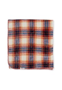 Koc w kratę w kolorach kremowym, czerwonym, granatowym i pomarańczowym. Miękka tekstura, zakończenia z frędzlami i metka z napisem "Etam" w rogu.