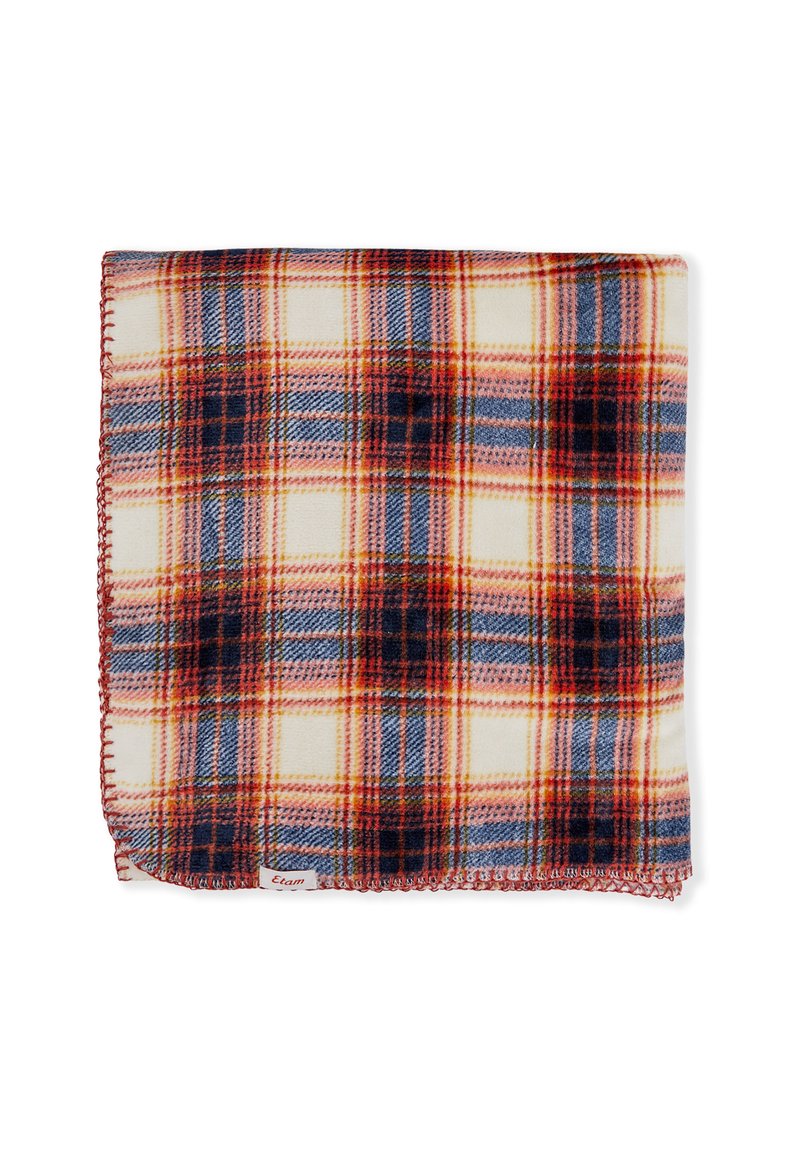 Koc w kratę w kolorach kremowym, czerwonym, granatowym i pomarańczowym. Miękka tekstura, zakończenia z frędzlami i metka z napisem "Etam" w rogu.