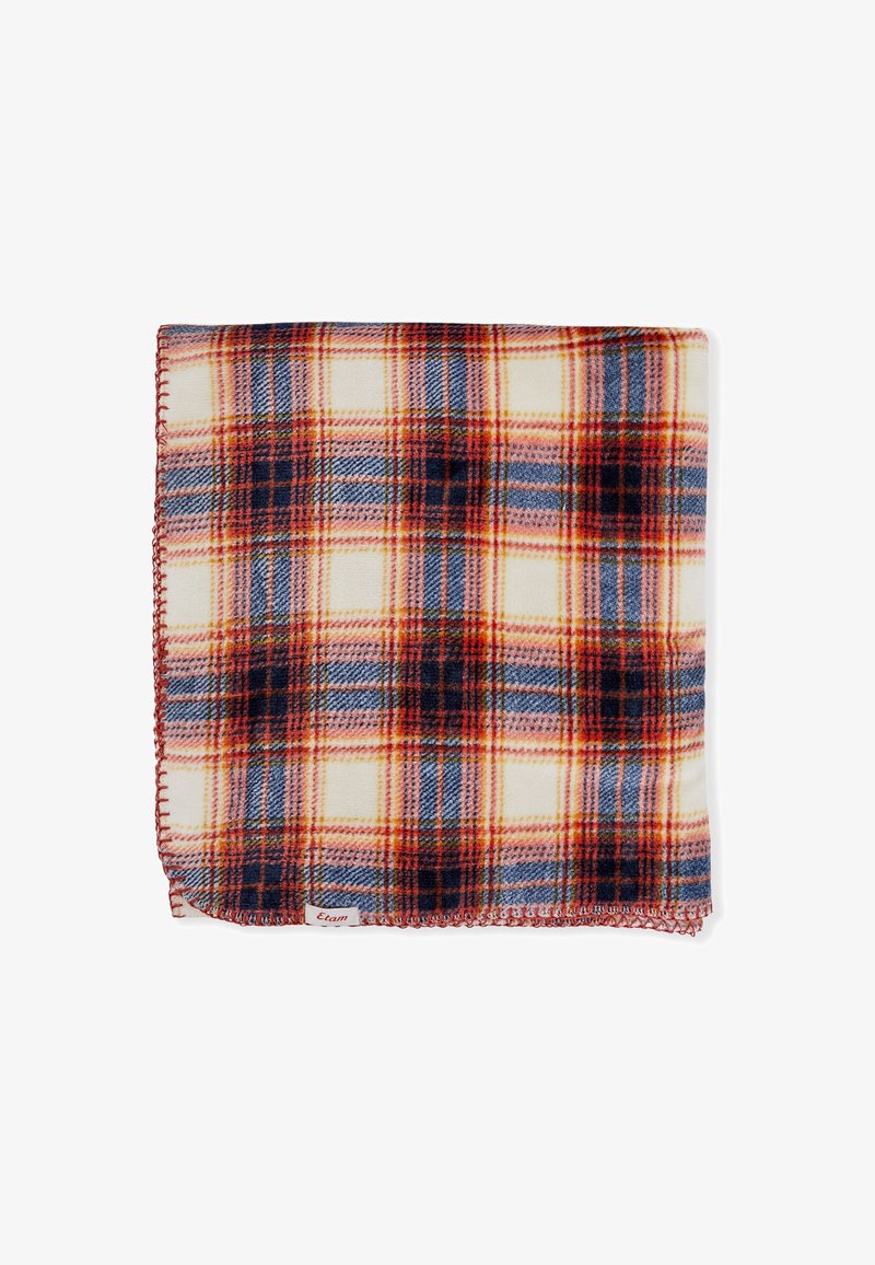 Koc w kratę w kolorach kremowym, czerwonym, granatowym i pomarańczowym. Miękka tekstura, zakończenia z frędzlami i metka z napisem "Etam" w rogu.