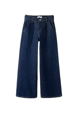 Pantalons en denim à jambes larges avec un délavé bleu foncé, des plis à l'avant et des passants de ceinture. Le tissu est texturé avec des détails de couture visibles.