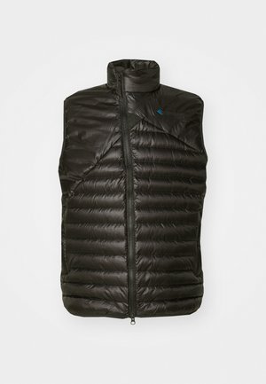 Juodas izoliuotas liemenė su aukštu kaklu, užtrauktuko uždarymu ir horizontaliu siuvinėjimu. Savybės: tekstūruotas paviršius ir kontrastingas mėlynas logotipas.