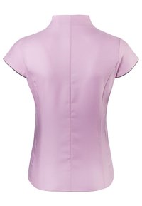 Haut ajusté à manches courtes en tissu rose pâle, présentant un col haut, un détail de couture arrière et une texture lisse sans motifs ni accents.