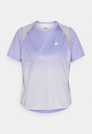 Μωβ αθλητικό μπλουζάκι με κοντά μανίκια, με διαβαθμισμένο σχέδιο και διακριτικό μοτίβο από σύννεφα. Κατασκευασμένο από ελαφρύ υλικό, με λεία υφή.