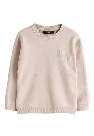 Beige strikket crewneck trøje med ribkant ved ærmer og bund, med diskret "NYC" tekst på venstre bryst.