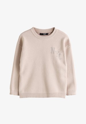 Beiger gestrickter Pullover mit Rundhalsausschnitt, gerippten Bündchen und Saum, mit dezentem "NYC" Schriftzug auf der linken Brust.