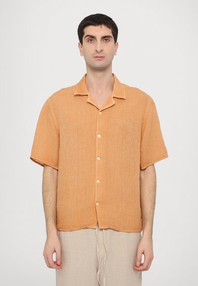 Chemise en lin orange à manches courtes, offrant une coupe décontractée, un bouton sur le devant et un col classique. Texture sans couture et drapé doux tout au long.