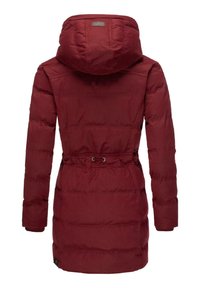 Burgundijas pūkainais mētelis ar sašaurinātu jostasvietu, kapuci un quilted tekstūru. Iespējas ietver logo birku un elastīgas aproces ciešai piegulšanai.