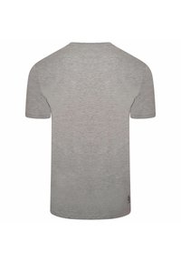 Camiseta gris de manga corta, diseño de cuello redondo, textura suave, tejido ligero, silueta sencilla, acento de logo en la parte inferior derecha.