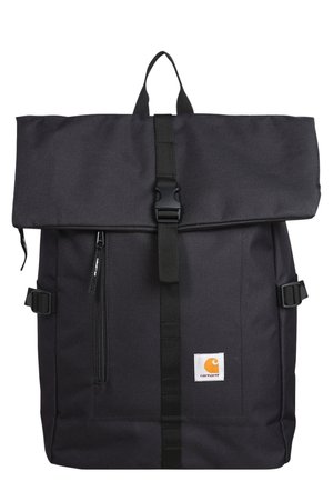 Sac à dos noir Carhartt avec rabat supérieur fixé par une sangle centrale à boucle et poche avant verticale zippée.