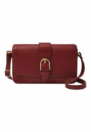 Sac en cuir bordeaux avec une texture lisse, une fermeture à rabat à l'avant et un accent de boucle dorée. Il dispose d'une bandoulière détachable pour plus de polyvalence.