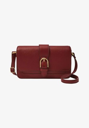 Sac en cuir bordeaux avec une texture lisse, une fermeture à rabat à l'avant et un accent de boucle dorée. Il dispose d'une bandoulière détachable pour plus de polyvalence.