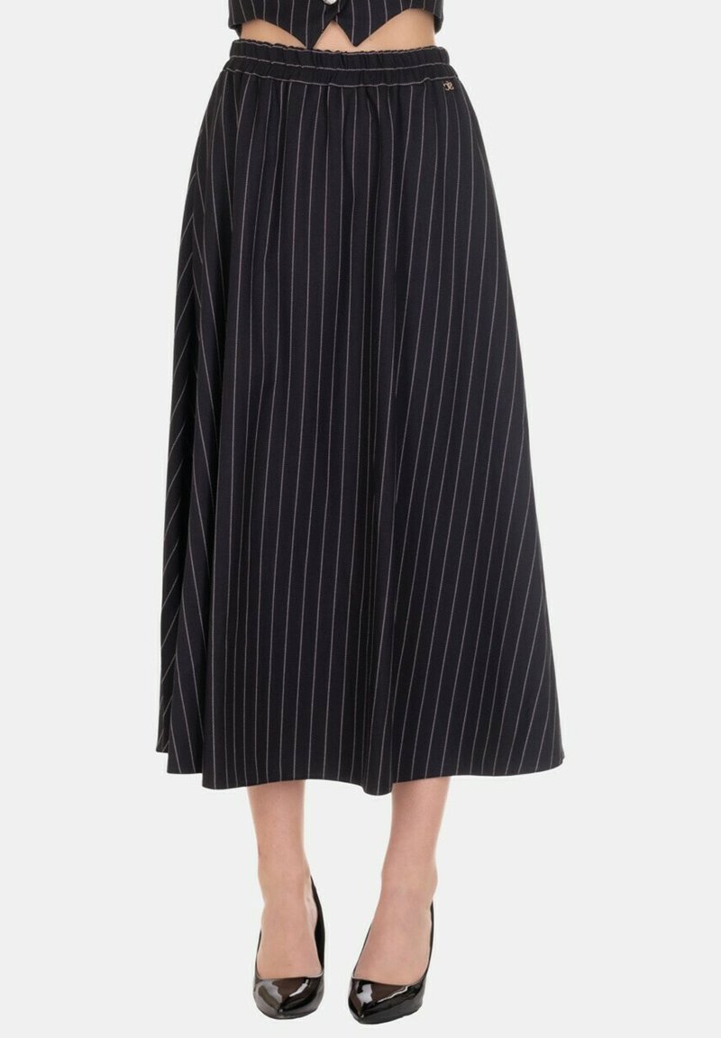 Gonna lunga nera con righe verticali bianche, vita elastica, design fluente, lunghezza media, realizzata in tessuto leggero.