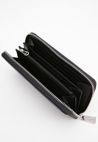 Portafoglio in pelle nera con chiusura a zip, numerosi scomparti per carte e un compartimento centrale. Interno testurizzato con dettagli in metallo argentato.
