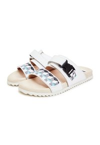 Hvide sandaler med geometriske mønstrede stropper i blå og grå. Har to justerbare stropper og en tekstureret sål for bedre greb.