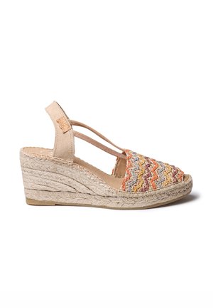 Keil sandalette mit gewebtem Obermaterial in orange, gelb und grauen Mustern. Beigefarbene Stoffriemen und juteumwickelter Absatz. Offenes Rückendesign.