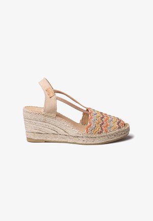 Sandalo con zeppa con tomaia intrecciata in pattern arancione, giallo e grigio. Cinghie in tessuto beige e tacco rivestito in juta. Design con schiena aperta.