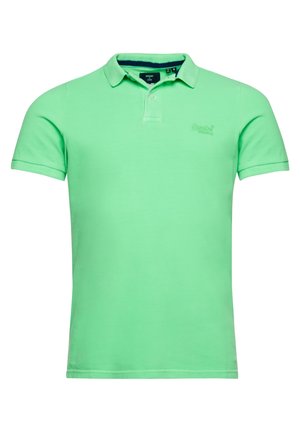 Polo de manga corta en verde menta con cuello y tapeta de botones, con un logotipo bordado sutil en el pecho izquierdo.