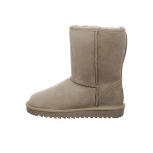 Beiger Winterstiefel aus Wildleder in mittlerer Höhe mit Lammfellfutter und einer dicken Gummisohle mit profiliertem Profil für besseren Halt.