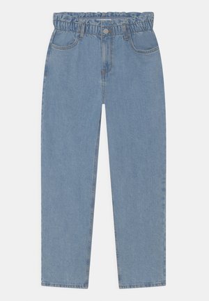 Pantalon en denim bleu clair avec ceinture élastique froncée, bouton à l'avant, fermeture éclair et deux poches avant, posé à plat sur un fond blanc.