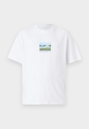 T-shirt en coton blanc avec un graphique de paysage coloré sur le devant, design carré, manches courtes et col arrondi.