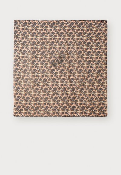 Vierkante sjaal met een multikleurig abstract patroon in zwarte, oranje en beige tinten; lichtgewicht stof met een gladde structuur.