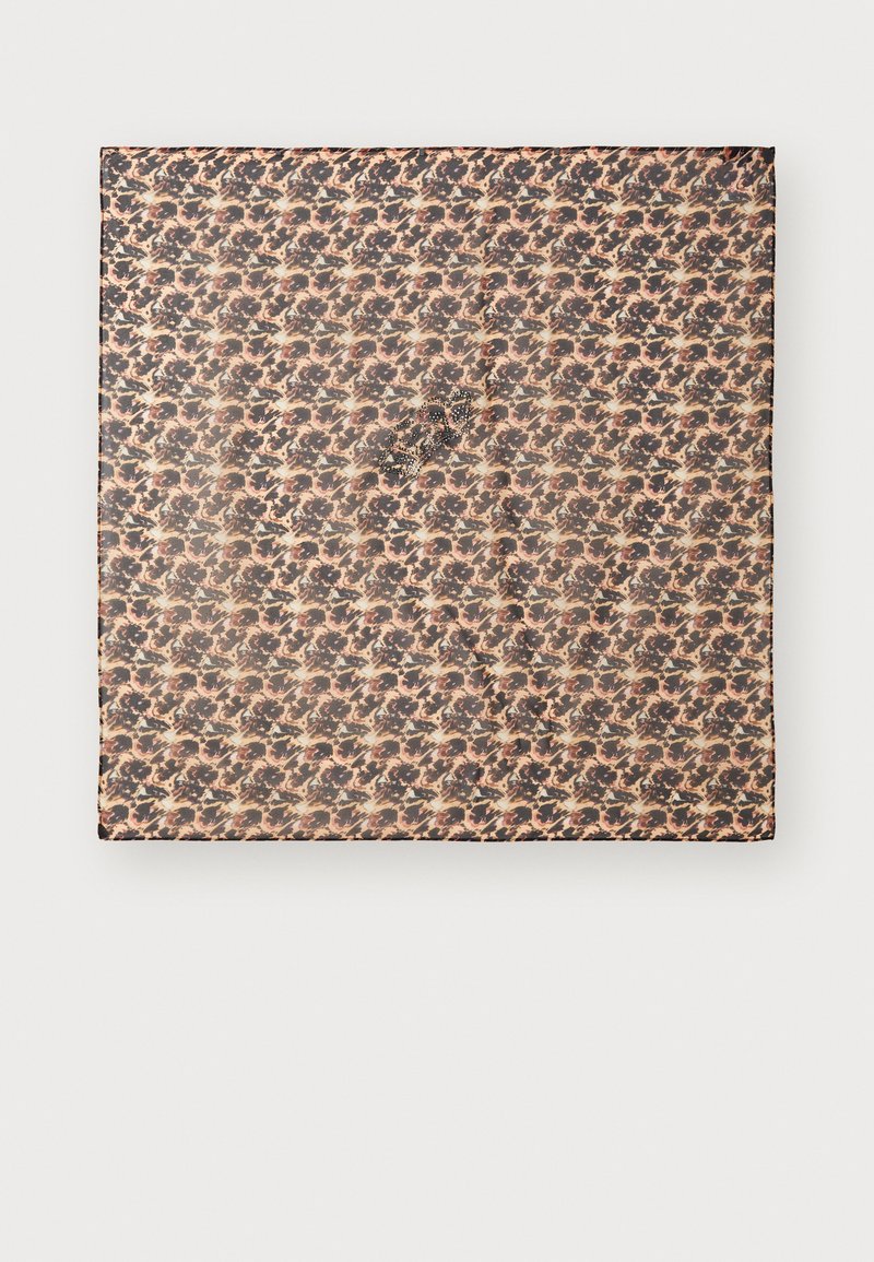 Firkantet skjerf med et flerfarget abstrakt mønster i svart, orange og beige nyanser; lett materiale med en jevn tekstur.