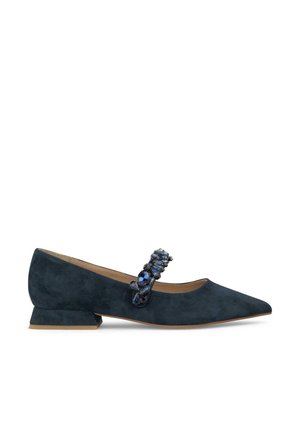 Escarpin en suede bleu marine à bout pointu, avec une sangle décorative ornée de perles sur le cou-de-pied et un petit talon carré.
