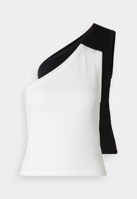 Asymmetrisk ermeløs topp med en hvit ribbet seksjon på den ene siden og en svart ribbet seksjon på den andre. Glatt tekstur og tettsittende design.