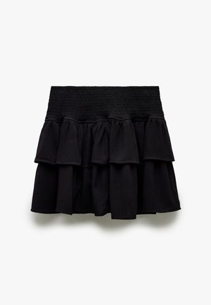 Falda negra con volantes en capas que presenta una cintura fruncida y múltiples capas con volantes, confeccionada en una tela suave y ligera con una textura lisa.