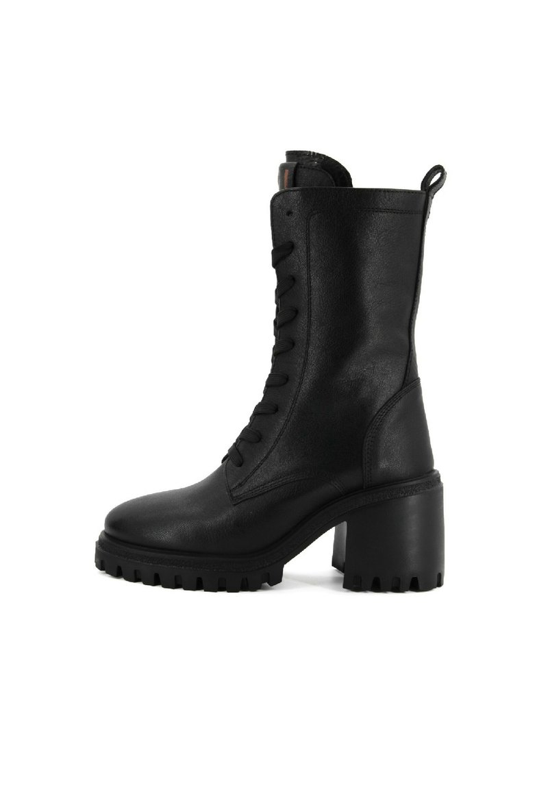 Stivale da combattimento in pelle nera con lacci, tacco a blocco chunky e suola robusta, altezza a metà polpaccio, linguetta sul retro.