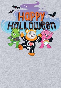 Camiseta gráfica con tres osos de dibujos animados: uno verde con una chaqueta negra, otro naranja con un diseño de esqueleto y el último rosa con alas de murciélago, que dice "¡Feliz Halloween!"