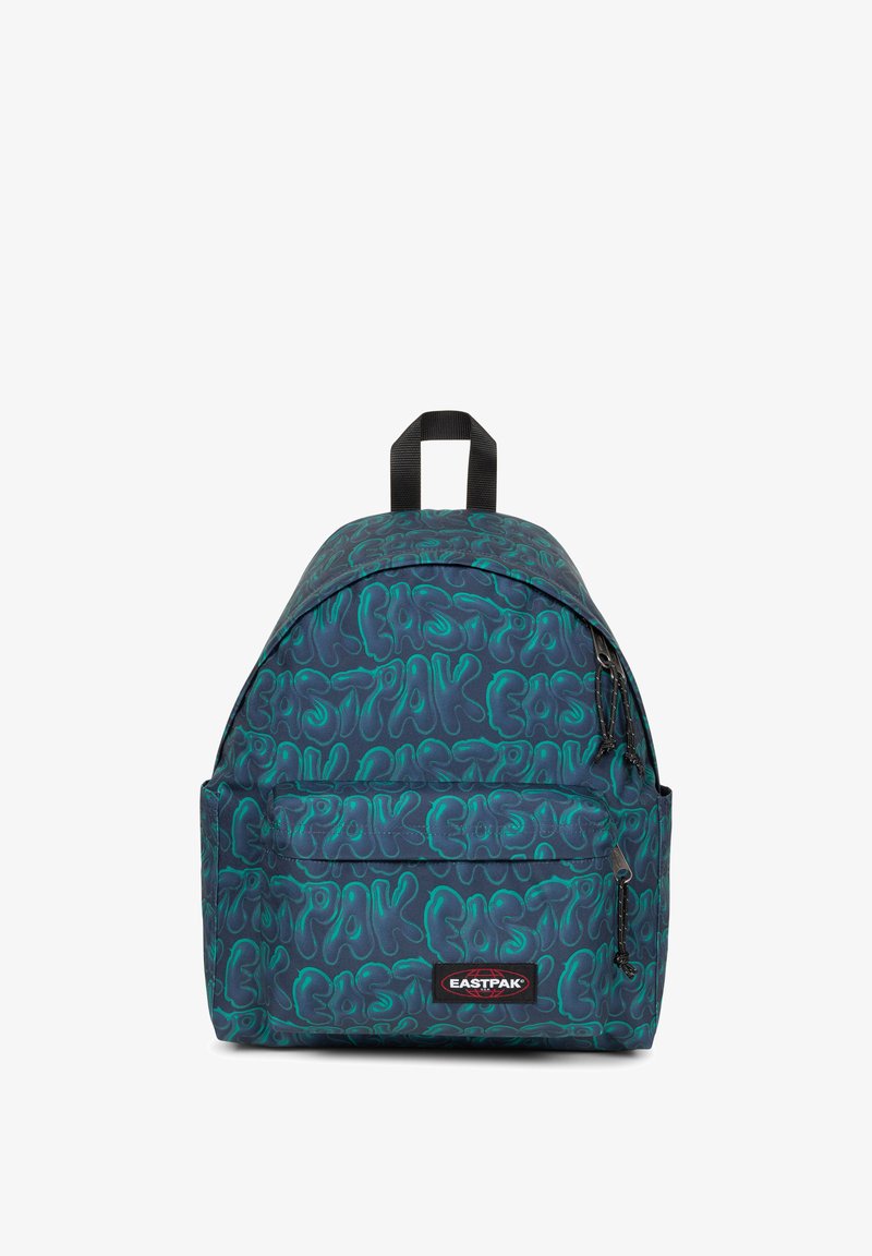 Sac à dos avec un fond bleu marine et un motif abstrait vert, fabriqué en tissu résistant, avec une poche avant et une poignée supérieure pour un transport facile.