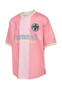 Rosa sporttröja med en vertikal gradient, har korta ärmar, en rund halsringning och en logotyp med triangeldesign.