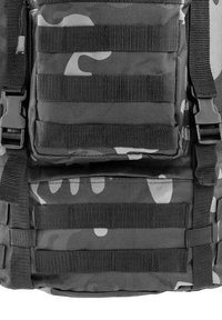 Sac à dos tactique camouflage à l'avant avec des sangles en sangle noire, deux boucles en plastique et des compartiments zippés.