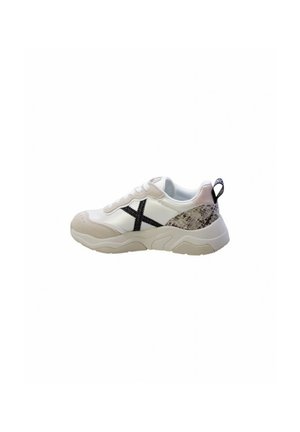 Baskets blanches avec une tige texturée, des accents en daim beige, un design en X noir et un panneau arrière à motifs. Comprend une languette de traction.