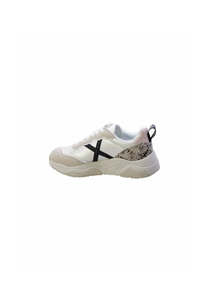 Baskets blanches avec une tige texturée, des accents en daim beige, un design en X noir et un panneau arrière à motifs. Comprend une languette de traction.