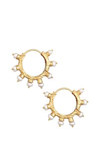 Auksiniai auskarai-žiedai su tekstūriniu dizainu, aprašyti baltomis perlų, išdėstytais aplink išorinį kraštą. Iškilę, standartinio žiedo dydžio.