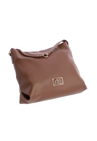 Bolso marrón de piel sintética con diseño flexible, una correa de hombro trenzada y una placa de logo dorada en la parte delantera.