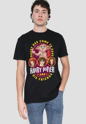 Junger Mann trägt ein schwarzes T-Shirt mit bunten Cartoon-Gesichtern von Dobby, Harry Potter, Ron und Hermine sowie Text zum Retten von Harry Potter und Freunden.