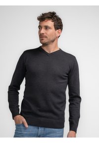 Pulover gri închis cu decolteu în V, realizat dintr-un material moale, având mâneci lungi, manșete cu nervuri și un design ajustat.