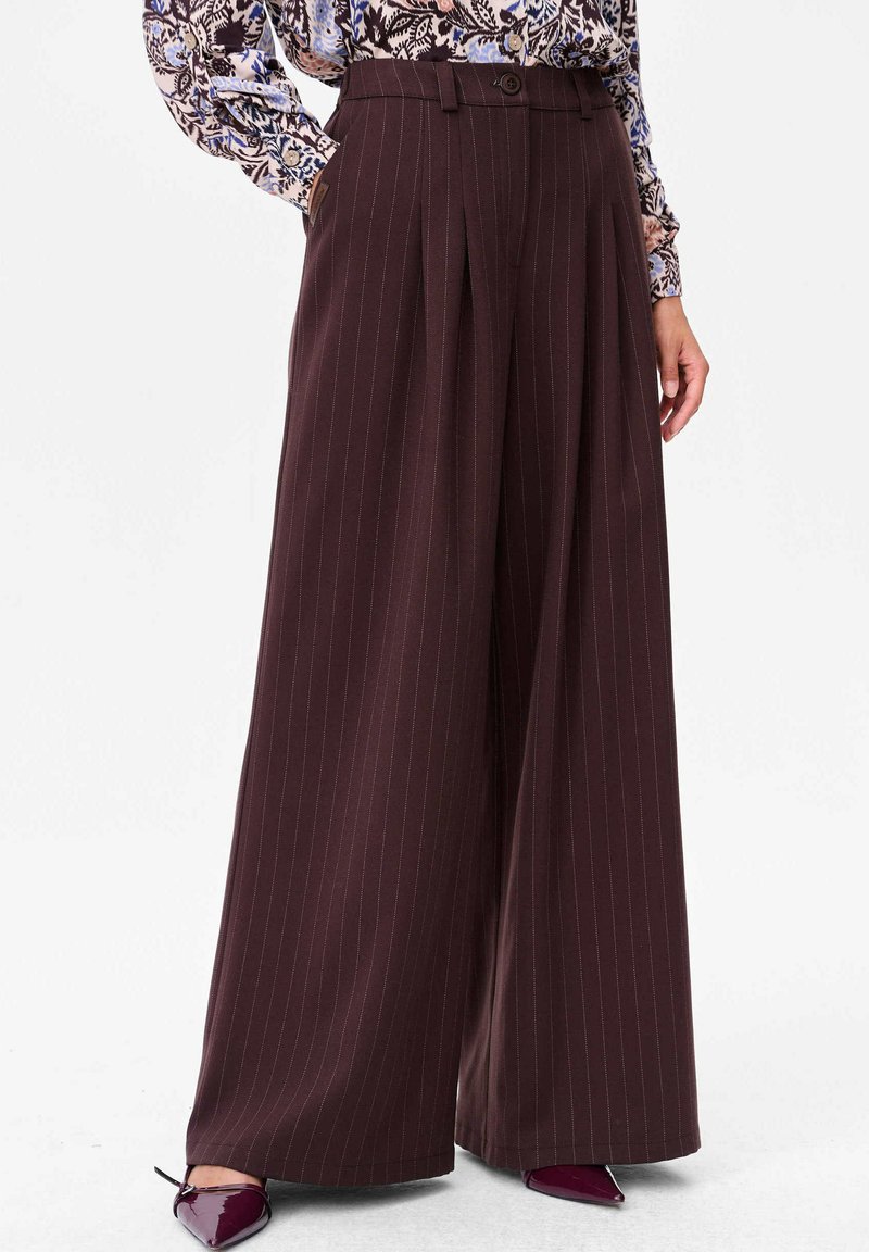 Wijde pantalon in diep bordeauxrood met verticale streepjes. Geplooide voorkant, hoge tailleband met een knoop, zachte stof.