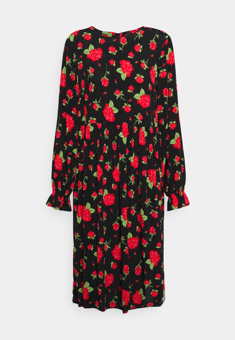 Vestido preto com mangas longas, com um padrão de rosas vermelhas e folhas verdes. A bainha evasé e as mangas com babados acrescentam textura.