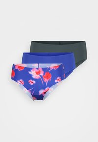 Tre par damunderkläder: en med blommigt blått mönster och röda accenter, en enfärgad blå och en mörkgrå, alla med slätt tyg.